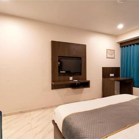 Hotel Royal 24 Amhedabad Dış mekan fotoğraf