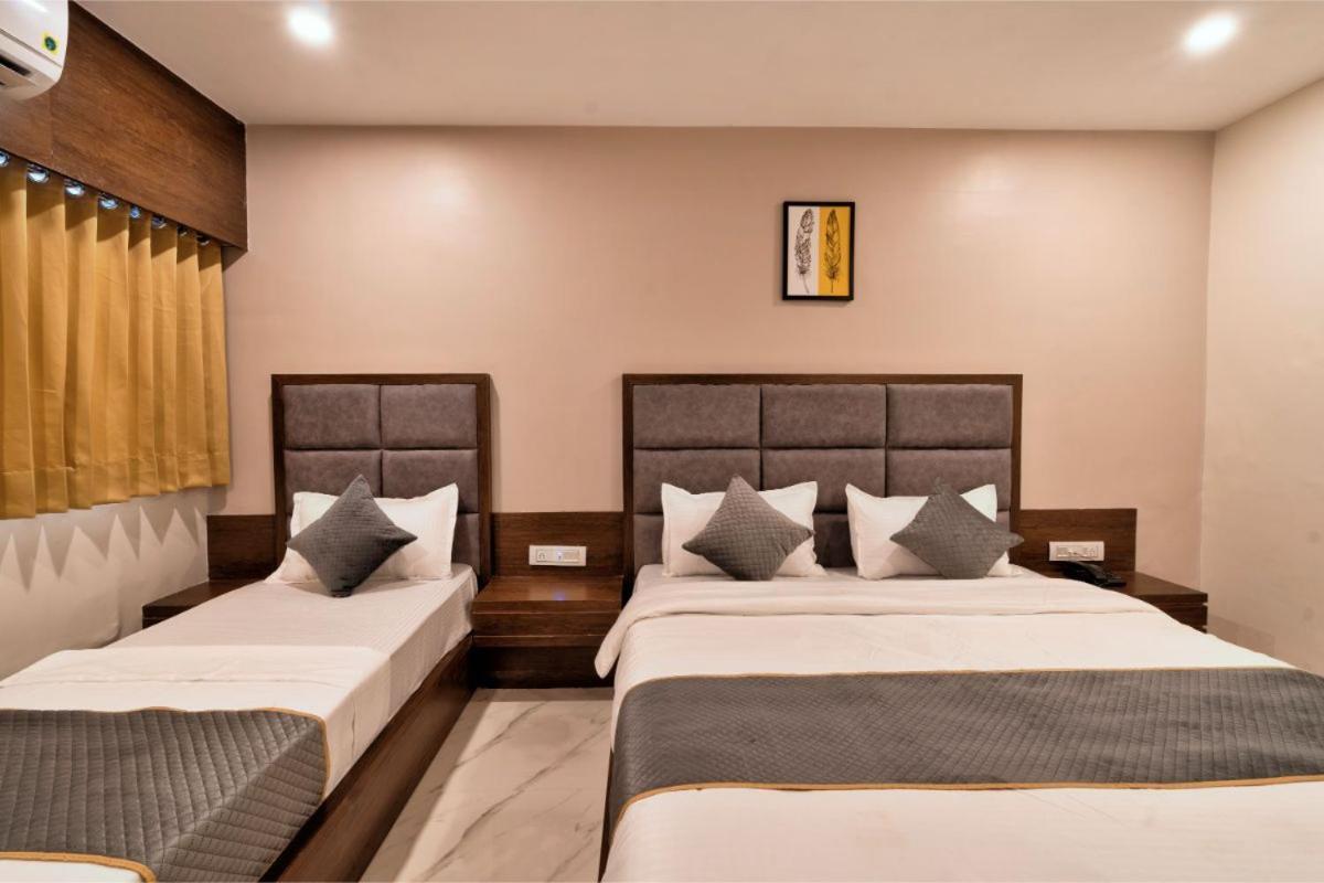 Hotel Royal 24 Amhedabad Dış mekan fotoğraf
