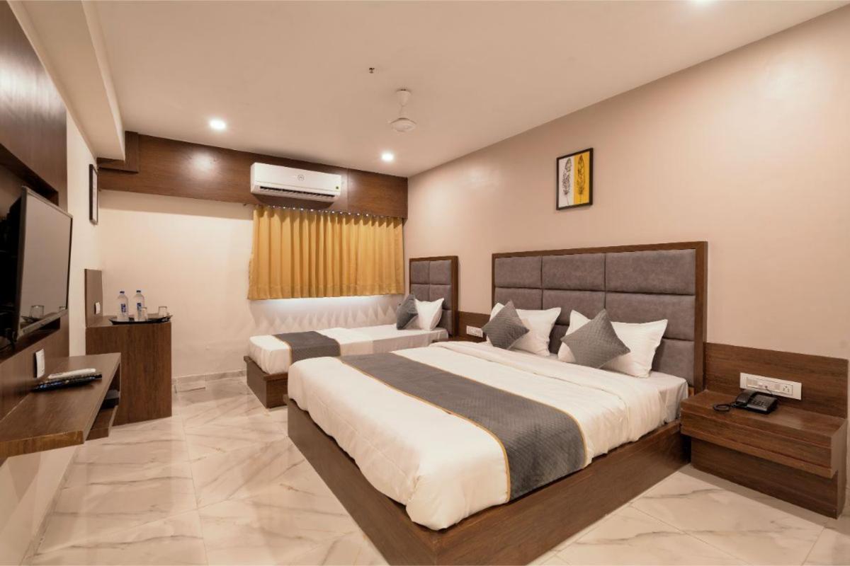 Hotel Royal 24 Amhedabad Dış mekan fotoğraf