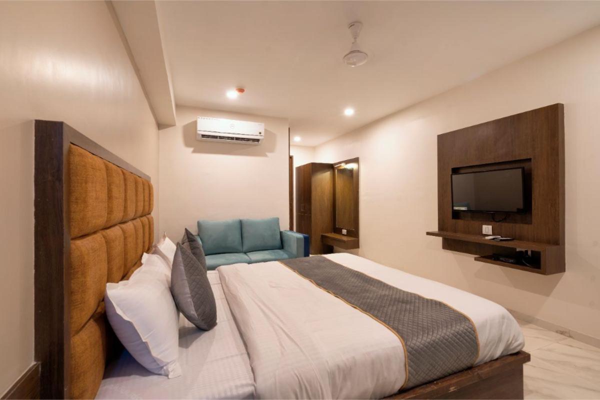Hotel Royal 24 Amhedabad Dış mekan fotoğraf
